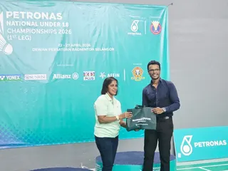 Revealtek CEO Nizam Mohamed received a token of appreciation for deploying the world’s first AI-powered instant review system at the Petronas National Under-18 Championships 2026. — Picture courtesy of Revealtek