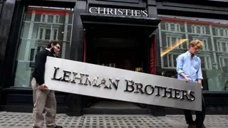 兩個人舉著雷曼兄弟的牌子站在佳士得拍賣行外。