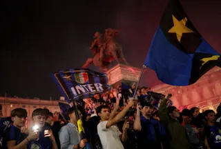Soccer Football - Serie A - Inter Milan fans celebrate winning Serie A - Milan, Italy - May 3, 2026 Inter Milan fans celebrate after winning the Serie A at the Duomo Square REUTERS/Claudia Greco