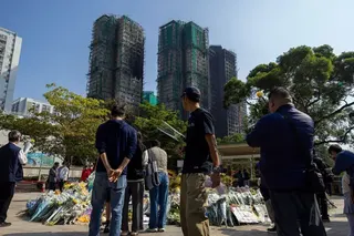 在宏福苑前的公園，一些市民正在獻花。