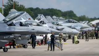 2024年6月6日，在拉姆施泰因空軍基地舉行戰機演訓當天，多架戰鬥機停放在機庫前