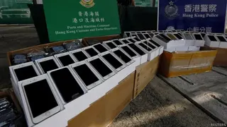 香港海关与水警展示截获的走私苹果iPhone 6（21/9/2014）
