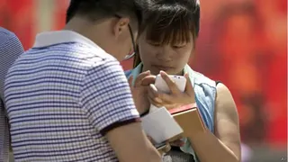 北京天安门广场上游客在刷智能手机（28/5/2014）