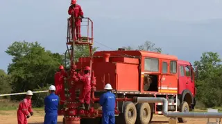 中石油与乍得工人在库达尔瓦修理一处油井（2013年资料图片）