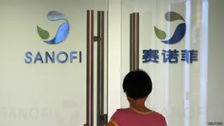 一名雇员推门进入赛诺菲上海办事处（2/8/2013）