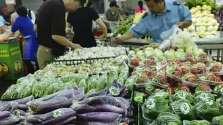 顾客在杭州一家超市选购蔬菜（新华社图片10/6/2014）