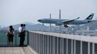 一架国泰客机在香港国际机场降落（10/8/2014）