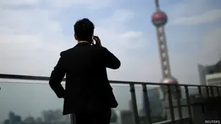 上海浦东商贸区附近一名白领在使用手机通话（17/7/2014）
