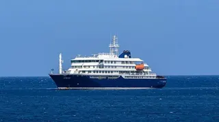 藍白色郵輪「洪迪斯號」（MV Hondius）停泊在佛得角首都普拉亞港外海。