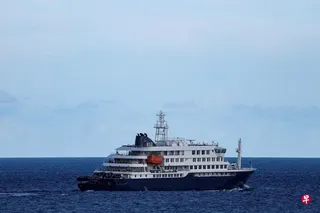 暴发汉坦病毒疫情的游轮洪迪厄斯号星期一离开西班牙特内里费岛的港口。 （路透社）