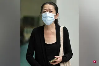 被告陈丽英七次在昇菘偷红酒，被人脸辨识电眼认出后落网，星期二（5月12日）被判坐牢八天。 （海峡时报）
