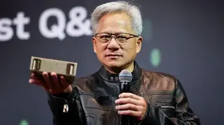英偉達首席執行官黃仁勳警告，中國在晶片開發上只比美國「落後幾納秒」。