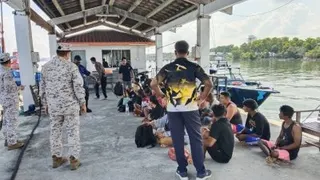 23名获救者由水警快艇护送至甘榜亚齐水警码头，交由警方及相关单位展开进一步调查。