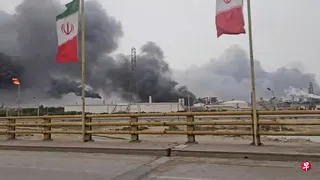 伊朗西南部油港马夏赫尔（Bandar Mahshahr ）的石化设施4月初被以色列空袭，燃起浓烟。彭博社最新引述消息称，阿联酋在4月初也曾与以色列联手打击伊朗的南帕尔斯油田，以报复伊朗袭击它的博禄石化设施。 （路透社）