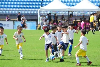 ▲2026臺北市幼兒足球錦標賽迎來多達144支隊伍、上千名小將共襄盛舉，場上小球員們卯足全力爭搶球權，賽況活力十足。