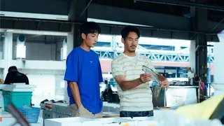 李李仁（右）與鍾岳軒原本關係緊張，隨著「許願」後親情記憶被改寫。（有意思國際傳媒、犢影制作提供）