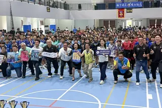115年全國第55屆中華盃國小師生排球賽，睽違10餘年再度回到苗栗苑裡舉辦，23日於苑裡高中乾坤館舉行開幕式，全國約60支隊伍齊聚競技。（呂麗甄攝）