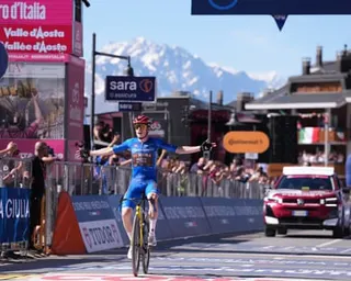 Jonas Vingegaard crosses the finish line at Pila.