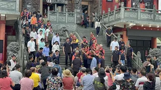 賴清德總統23日南下屏東市代天宮參拜並致匾「保境佑民」叩謝神恩，他除祈求國泰民安、風調雨順外，也向支持者喊話，「面對外來威脅要團結一起」。（謝佳潾攝）