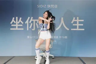 Mimi大跳椅子舞，展現活力。（杜宜諳攝）