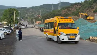 中国山西省长治市沁源县通洲集团留神峪煤矿周五发生爆炸，救援工作周六仍在持续，现场可见紧急救援车辆在路上驶过。（图取自新华社）