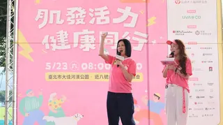 苗可麗（左）出席「2026爺奶Color Walk 肌發活力 健康同行」台北場活動。弘道老人福利基金會提供