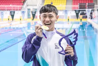 新北市選手陳玠丞（如圖）在心智障礙男子組100公尺蛙式SB14級，以1分13秒20摘金，刷新自己保持的全國紀錄。（新北市體育局提供）