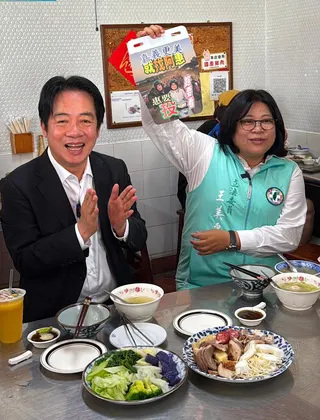 立委王美惠邀請賴清德吃早餐，賴清德送上特製擋泥板。王美惠辦公室提供