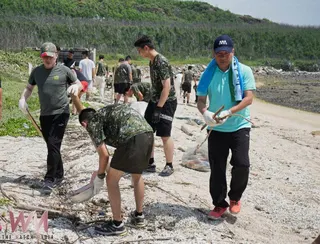澎防部指揮官陳中將帶領官兵至彈藥本庫周邊海灘淨灘，為菊島的生態保育貢獻具體心力。(圖/澎防部提供)