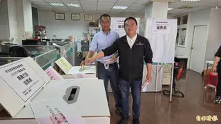 馬公市長黃健忠(前)、民進黨澎湖縣黨部主委顏家康，都投下神聖一票。(記者劉禹慶攝)