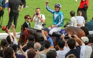 Jockey James McDonald salutes the crowd after guiding Romantic Warrior to victory in the Champions & Chater Cup. Photo: Dickson Lee
