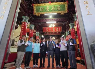 賴清德總統今天為嘉義市五顯帝廟王靈宮揭匾。（廖素慧攝）