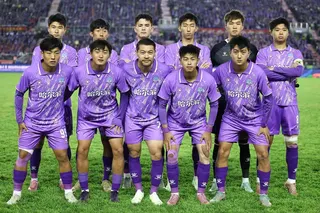 中国奥运冠军宁忠岩（前排中）在东北超比赛中代表哈尔滨队首发上阵，担任前锋，不过球队在主场2比5输给大连队。（新华社）