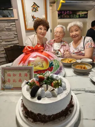 楊燕與妹妹楊婷婷一同替106歲母親祝壽。(照片/楊燕提供)