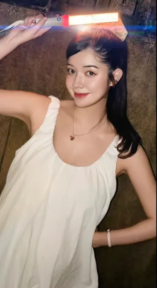 蘇小軒宣布懷孕前，特地穿著寬鬆裙裝拍攝業配影片。翻攝IG @xiaoxuansu