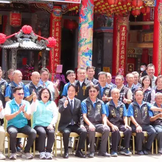 賴清德總統嘉義五顯帝廟廟參拜、贈匾後與廟方人員合影留念。記者李宗祐／攝影
