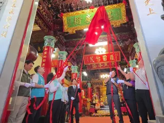 賴清德總統今天到嘉義市五顯帝廟王靈宮揭匾。（廖素慧攝）