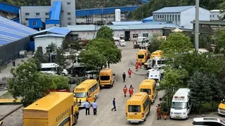 中國山西煤礦爆炸現場的空拍畫面，可見多輛緊急救援車輛停泊在現場。