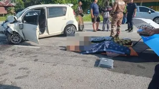 迈威车内的一对夫妻，最终被医护人员证实已当场身亡，遗体随后交由警方采取进一步行动。