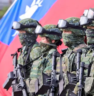 網友分析，軍旅生涯24小時待命限制移動，需要忍受階級制，不見得適合每個人。（圖／翻攝自X平台 @rkmtimes）