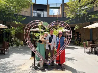 錦雯感性謝謝爸媽願意陪她一起出國創造回憶。（圖／民視提供）