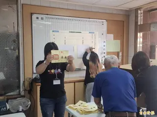 民進黨澎湖縣黨部開票，盧長在一路遙遙領先。(記者劉禹慶攝)
