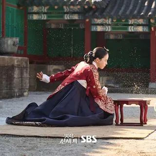 女主角賜死藥時穿著「藍裙」，穿越到現代卻變「紅裙」，是有意義的（圖／SBS電視台提供）