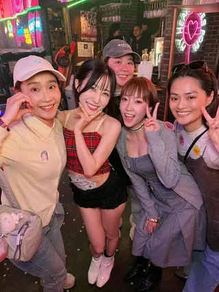 翁馨儀朝聖「不良一族」的人氣女孩亞莫醬（Amo醬），並興奮大讚「本人很美耶！」（圖／翻攝自翁馨儀臉書）