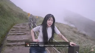 李多慧爬到一半停下來休息，也提到來台後最不適應的地方就是「會想家」。翻攝YT@lee_dahye