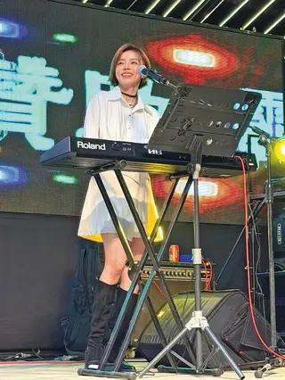 王瞳過去在霸氣樂團擔任鍵盤手，現在跑廟會也拿出看家本領又彈又唱。（翻攝自王瞳臉書）