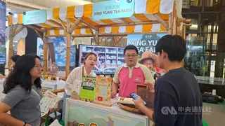 第2屆台灣農遊展銷會22日至24日雅加達登場，台灣參展單位「星源茶園」在現場向民眾展示特色茶葉並提供品嚐，拓展台灣休閒農業在東南亞市場的國際能見度。中央社記者羅薇佳雅加達攝 115年5月25日