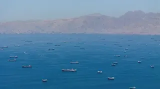 阿曼北部穆桑代姆省近海船隻25日正航行通過荷莫茲海峽。路透