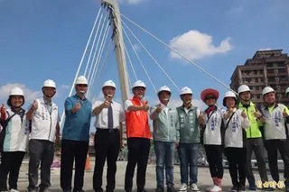 三峽長福橋預計今年8月可完工啟用，立委吳琪銘(右六)與經濟部次長賴建信(左五)、水利署長林元鵬(左四)到場視察。(記者翁聿煌攝)