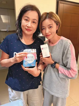 王瞳（右）孝順媽媽（左），是家裡的經濟支柱，也因此財務壓力頗大，兩人還一起做業配。（翻攝自王瞳臉書）